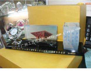 上海水晶辦公用品精品選購指南 從水晶筆筒到三件套，打造優雅辦公空間